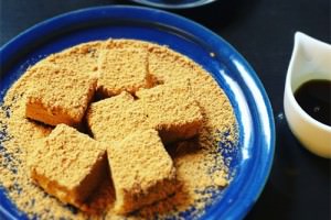 鍵善良房のわらびもち