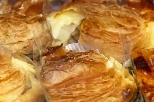 近江屋洋菓子店のカットされたアップルパイ