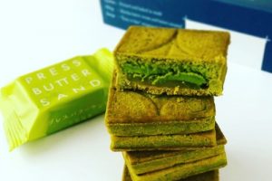プレスバターサンドのバターサンド＜宇治抹茶＞クッキーの断面