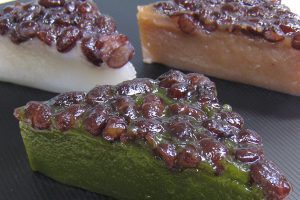 京阪宇治駅前　駿河屋の水無月