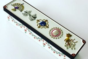 青山デカーボの宝石箱缶