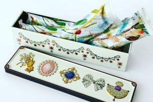 青山デカーボの宝石箱缶