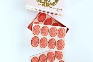 ラデュレのタブレット・キャメ・ローズ