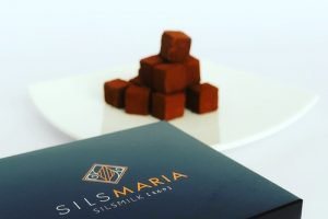 生チョコ発祥のシルスマリアの公園通りの石畳シルスミルク