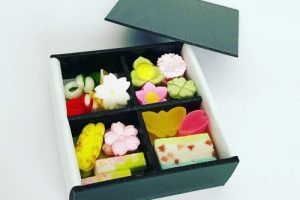 甘春堂の京風和菓子の花見弁当,2段