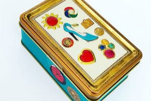 青山デカーボのミニジュエルボタン缶