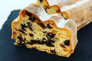 カットしたホレンディッシェ・カカオシュトゥーべのシュトーレン