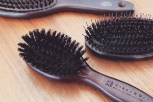 天然の豚毛や猪毛を使ったヘアブラシ