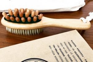 ニールズヤードレメディーズのボディマッサージブラシ,コットン巾着入り