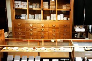 御菓子司 塩芳軒の店内