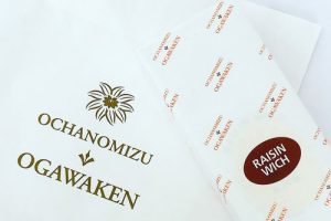 御茶ノ水小川軒のレーズンウィッチの包装と紙袋