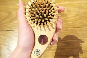 ニールズヤードレメディーズのヘアブラシ