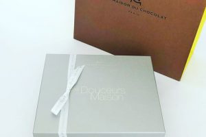 ラ･メゾン･デュ･ショコラのフィナンシェの紙袋と箱