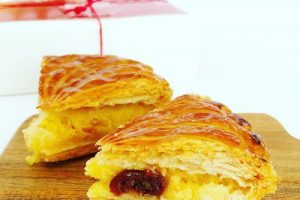 ノワ・ドゥ・ブールのガレット・デ・ロワ（カット）