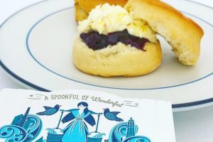 クロテッドクリームをトッピングしたロダスのスコーン