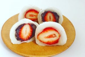 鳴海餅本店の白あんと粒あんのいちご大福