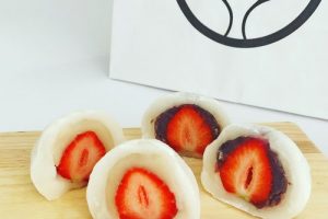 鳴海餅本店のいちご大福（白あんとつぶあん）