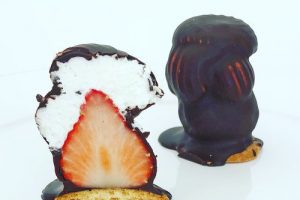 オザワ洋菓子店のカットしたイチゴシャンデ