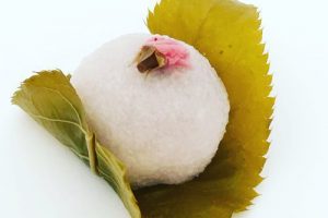御菓子司 塩野の桜餅（道明寺）