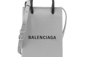 バレンシアガのスマートフォンポーチ