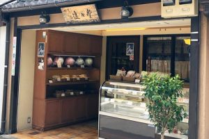 切通し 進々堂のお店外観