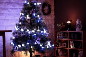 北欧風デザインのクリスマスツリー,ライトアップ