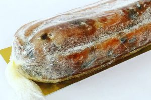 カットする前のホレンディッシェ・カカオシュトゥーべのシュトーレン