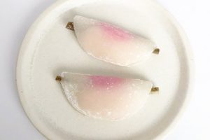 三英堂の花びら餅