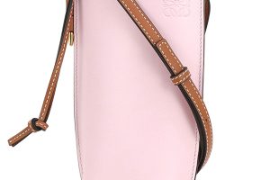 ロエベのスマホポーチ