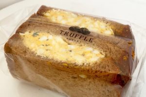 トリュフベーカリーの黒トリュフの卵サンド
