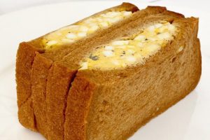 トリュフベーカリーの黒トリュフの卵サンド