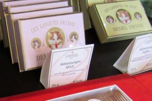 デメルのソリッドチョコ猫ラベル