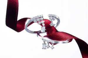 アーカーのシャンデリア スウェイ リング