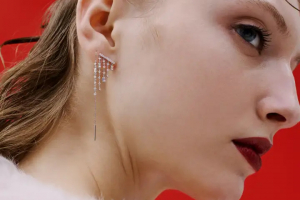 アーカーのシャンデリア スウェイ チェーン ピアス