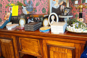 太陽ノ塔 洋菓子店の店内