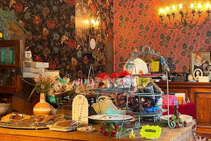 太陽ノ塔 洋菓子店の店内