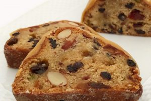 カットしたロブションのシュトーレン