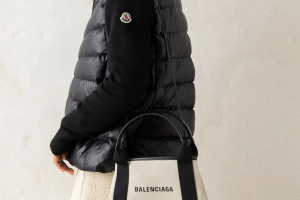 バレンシアガのショルダーバッグ