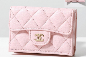 シャネルの三つ折り財布