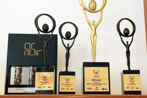 L’AVENUEの店内トロフィー