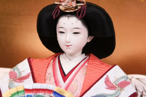 洗練された顔立ちの雛人形