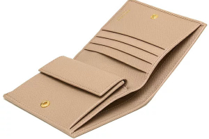 プラダの二つ折り財布