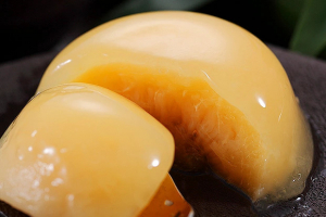 岡山県産の清水白桃半割り果実ゼリー