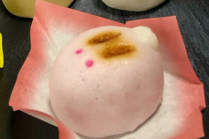 榮太樓總本鋪の月見うさぎ,紅色