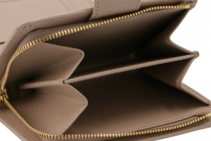 プラダの二つ折り財布