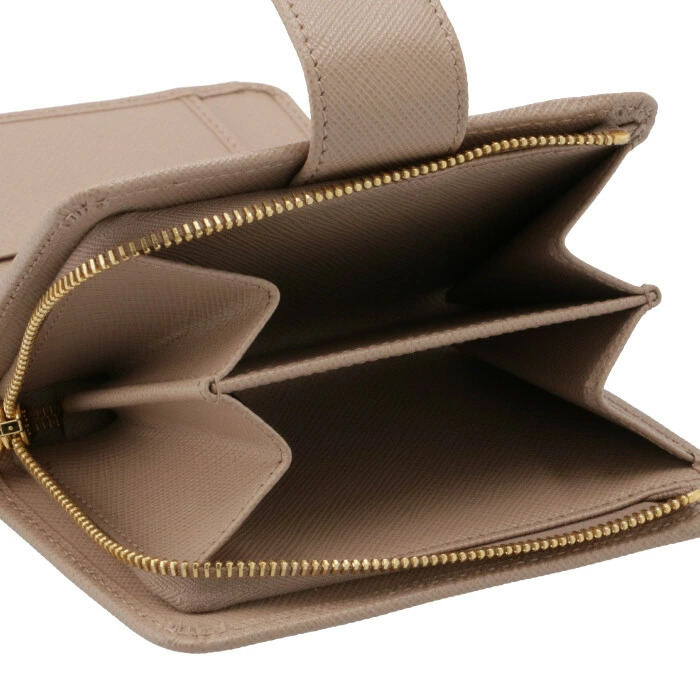 プラダの二つ折り財布