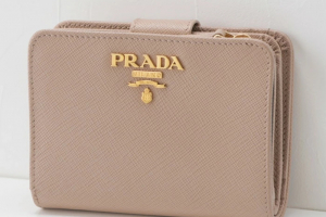 プラダの二つ折り財布
