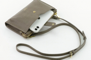 ヴィオラドーロのスマホポシェット