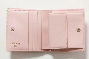シャネルの二つ折り財布