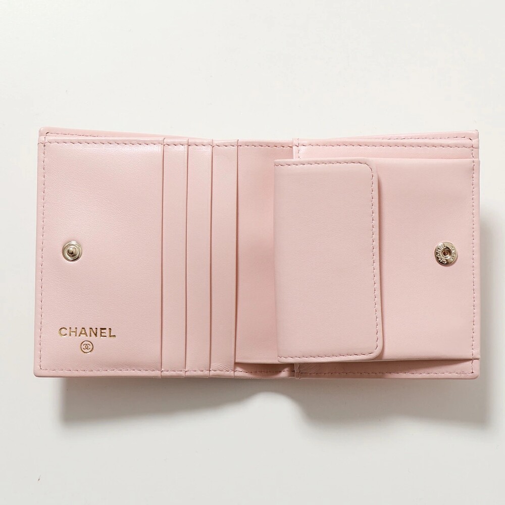 シャネルの二つ折り財布